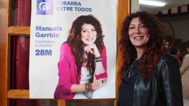 Manuela Garrido, alcaldesa de Tobarra, junto al cartel electoral con su fotografía.