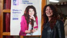 Manuela Garrido, alcaldesa de Tobarra, junto al cartel electoral con su fotografía.