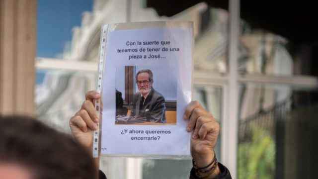Cartel el defensa de Pepe Lomas durante una rueda de prensa de Vox en Ciudad Real