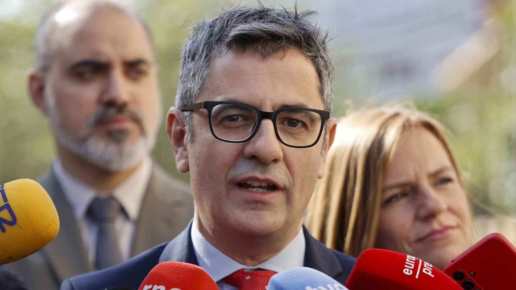 El ministro Félix Bolaños tras su visita a la Oficina de Denuncias y Atención a la Mujer de València.