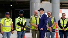 Joe Biden con algunos trabajadores de la Autoridad Aeroportuaria de Allegheny en Pittsburgh.