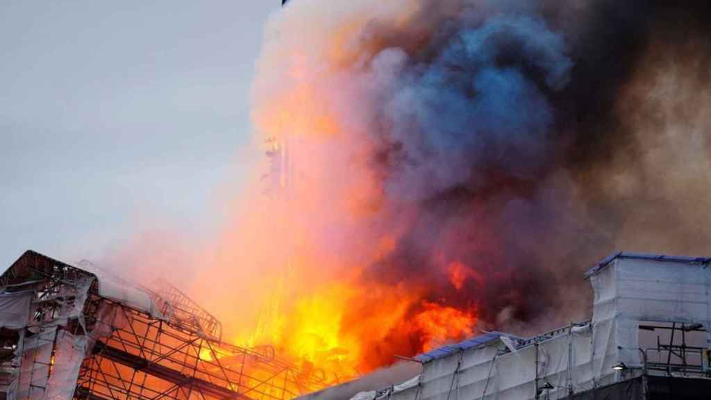 La aguja de la torre de la Bolsa de Copenhague arde en el incendio del martes.