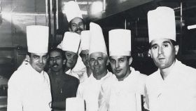 El jefe de cocina de Zalacaín, Benjamín Urdiain, rodeado de su equipo de cocineros que consiguió las primeras tres estrellas Michelin de España.