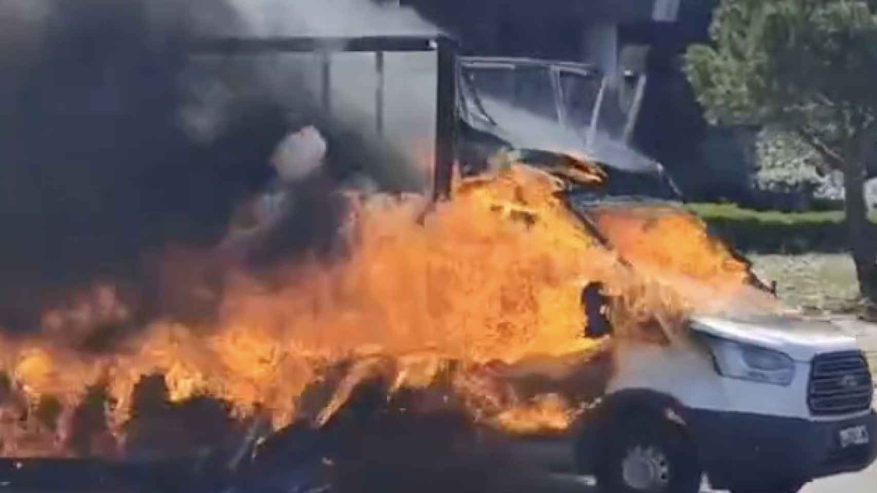 El camión envuelto en llamas en la M-11.
