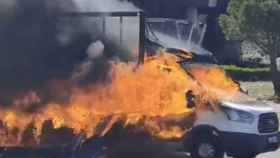 El camión envuelto en llamas en la M-11.