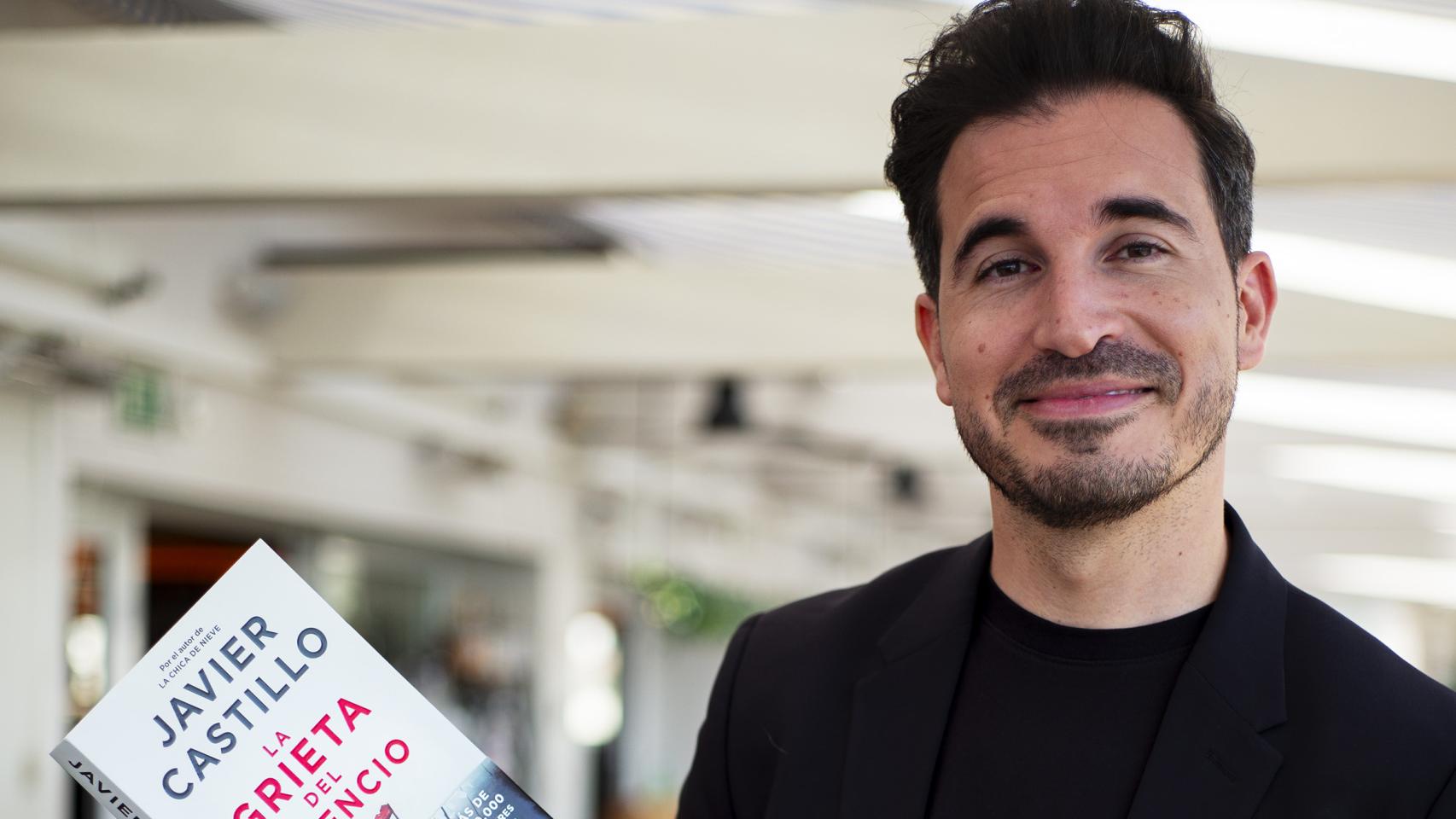 Javier Castillo posa con su nueva novela.