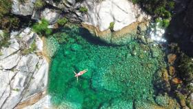 Mujer bañándose en poço azul de Gerês