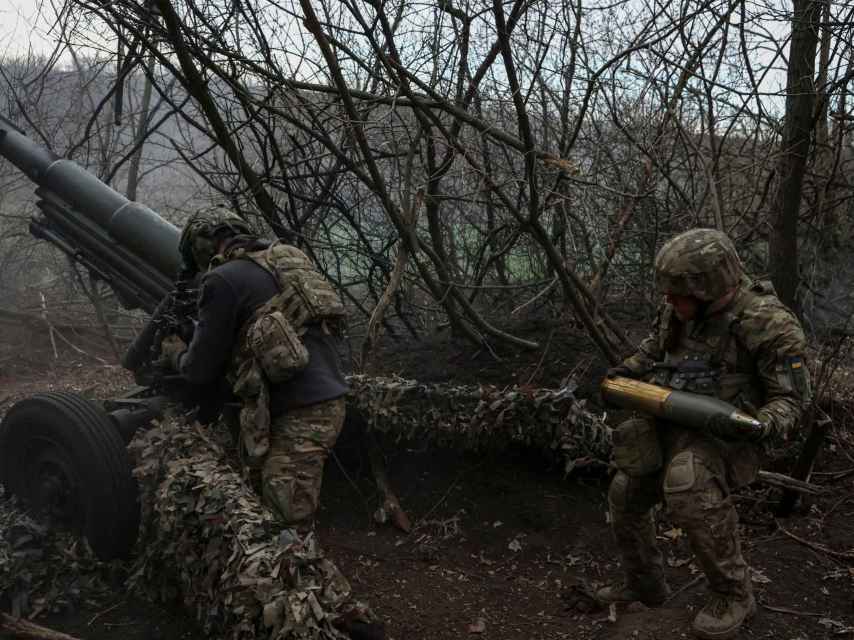 Varios militares ucranianos durante un combate con tropas rusas en la región de Donetsk. 5 de abril de 2024.