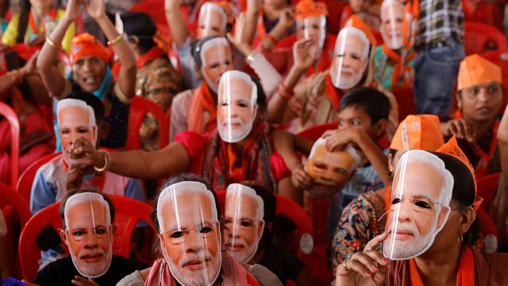 Simpatizantes del primer ministro, Narendra Modi, llevan máscaras con su rostro en un mitin en Meerut.
