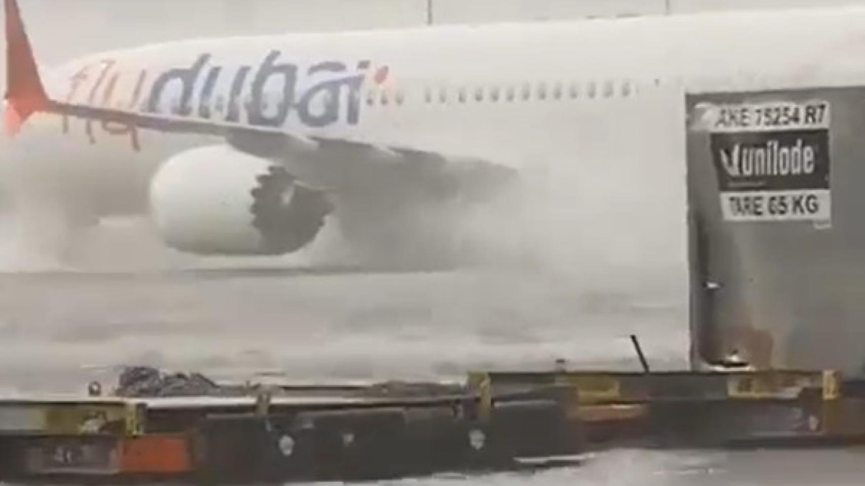 Imagen de uno de los aviones del aeropuerto de Dubái tras las tormentas.