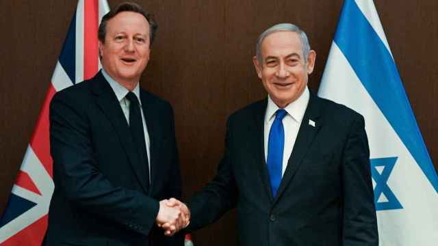 Netanyahu recibe al ministro de Asuntos Exteriores británico, David Cameron, este miércoles en Jerusalén.