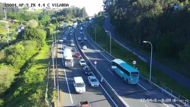 Un accidente entre un bus y una moto deriva en un choque entre dos coches en Culleredo (A Coruña)