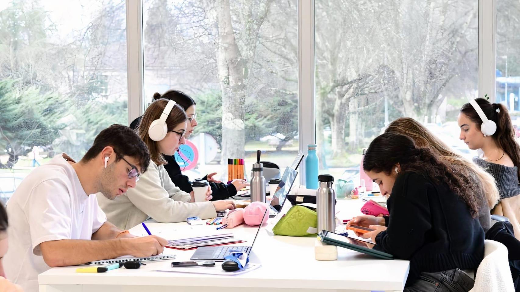 Estudiantes en la sala de lectura de la Facultade de Dereito de la USC.