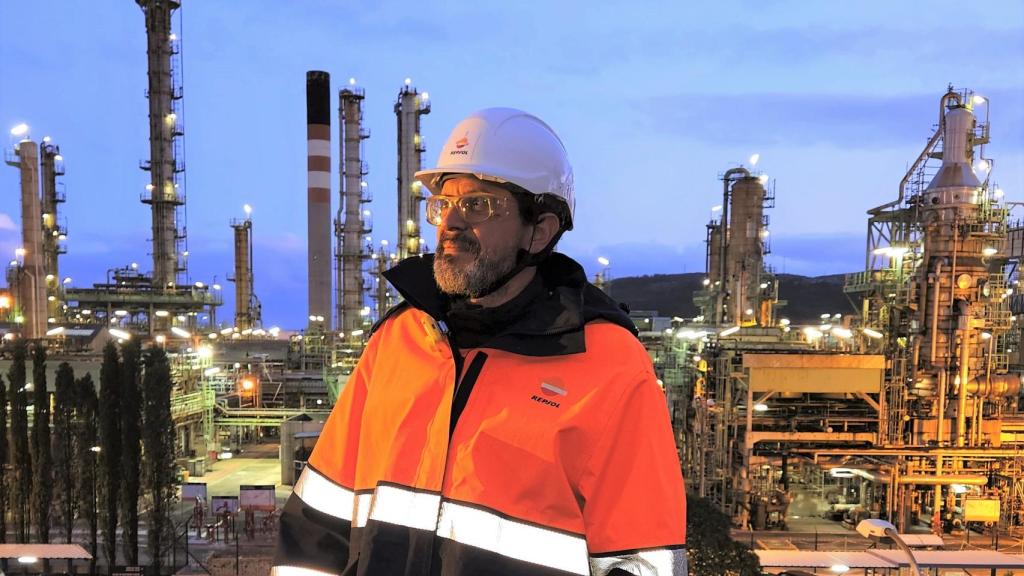 El ingeniero Raúl en el Complejo Industrial Repsol de A Coruña.