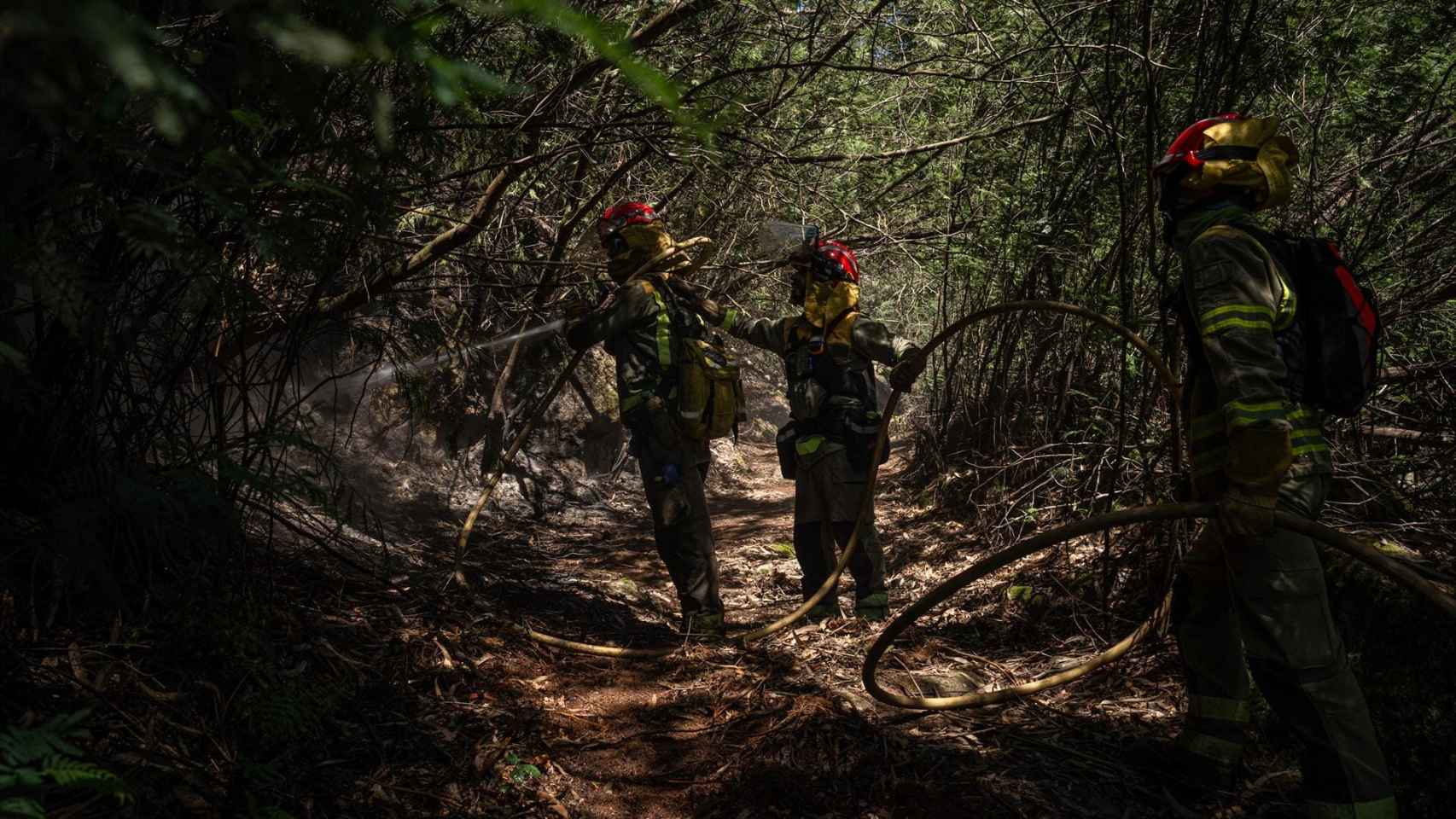 Agentes de los equipos de bomberos trabajan en el lugar del incendio, a 16 de abril de 2024, en Crecente.