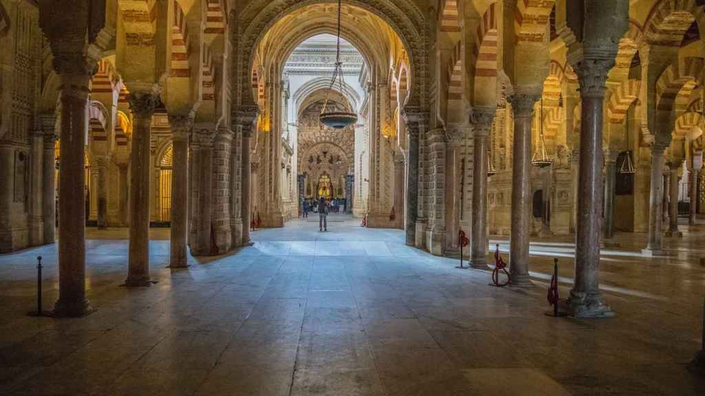 Interior de la Mezquita de Córdoba tiene 856 columnas de jaspe, granito y mármol.