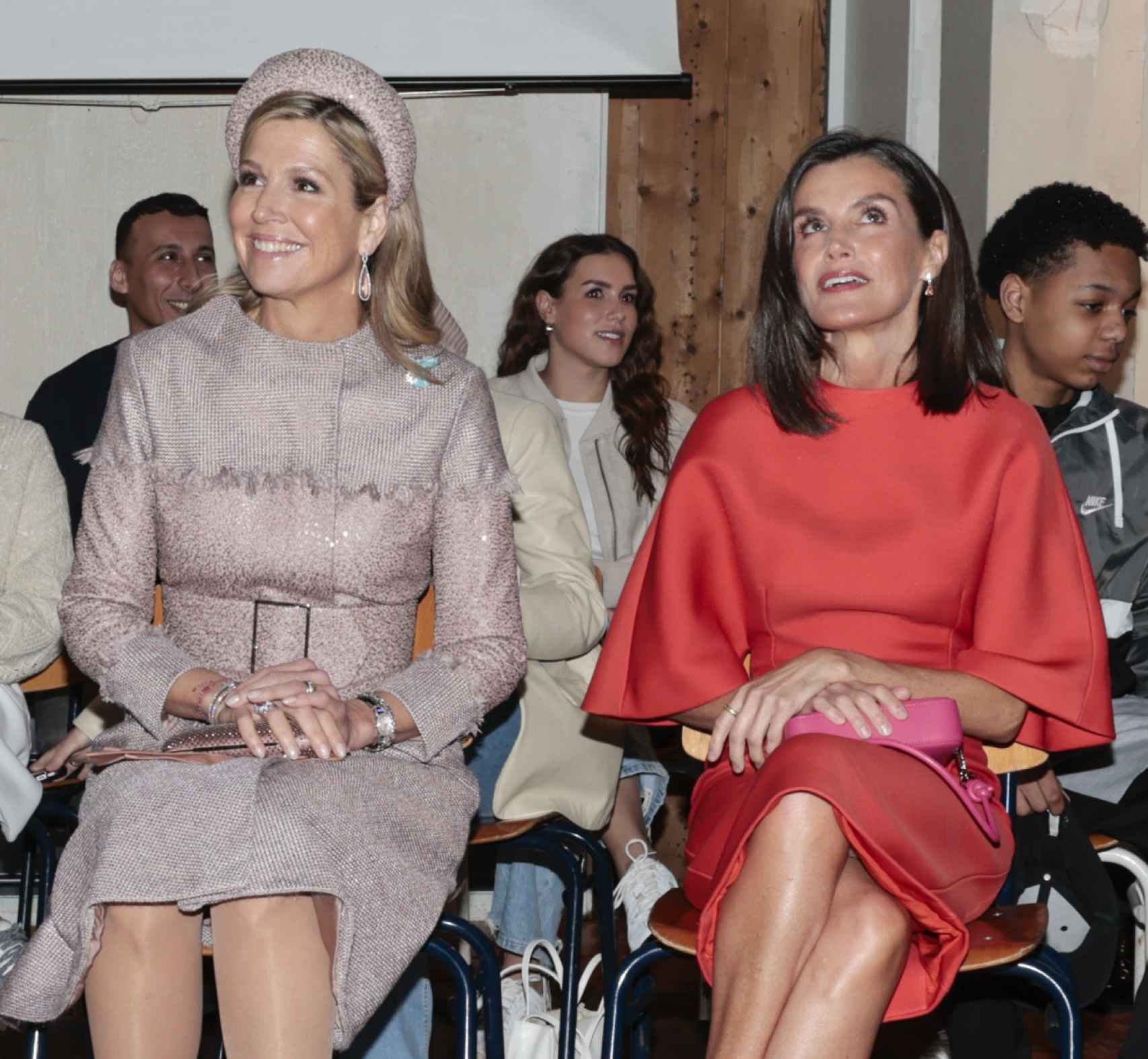 La Reina, sentada junto a su anfitriona, con  su vestido de Carolina Herrera.
