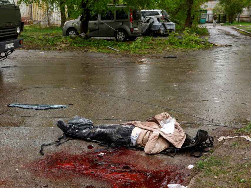Una de las 17 víctimas mortales del último ataque ruso sobre Chernihiv, a 150 kilómetros de Kyiv.