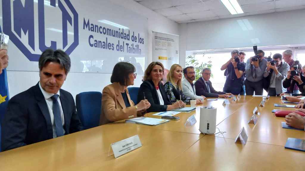 La reunión entre Teresa Ribera (tercera por la izquierda) y los alcaldes de los municipios cercanos al Mar Menor.