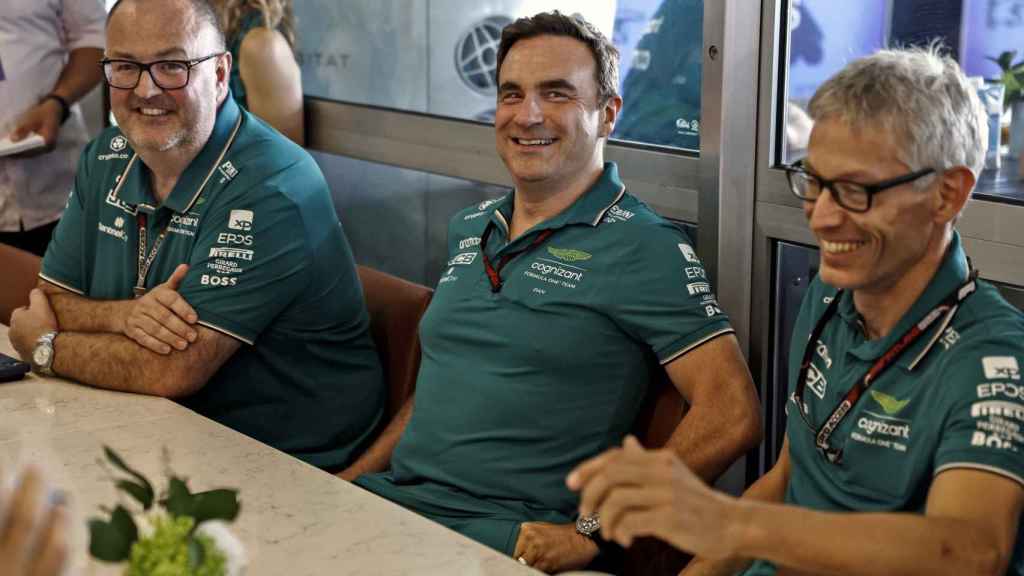 Tom McCullough, Dan Fallows y Mike Krack en la zona de descanso de Aston Martin durante el GP de Singapur 2023