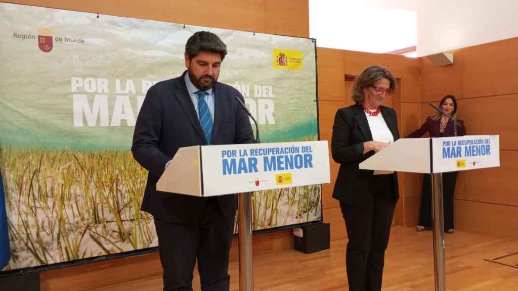 El presidente de la Región de Murcia y la ministra para la Transición Ecológica, este jueves, en la rueda de prensa conjunta que han ofrecido en Murcia.