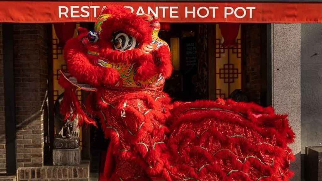 Dragón de la fiesta de inauguración del nuevo restaurante de Plaza de España de Xiaolongkan Hot Pot.