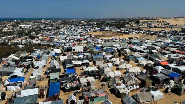 Palestinos desplazados se refugian en un campamento de tiendas de campaña en Rafah.