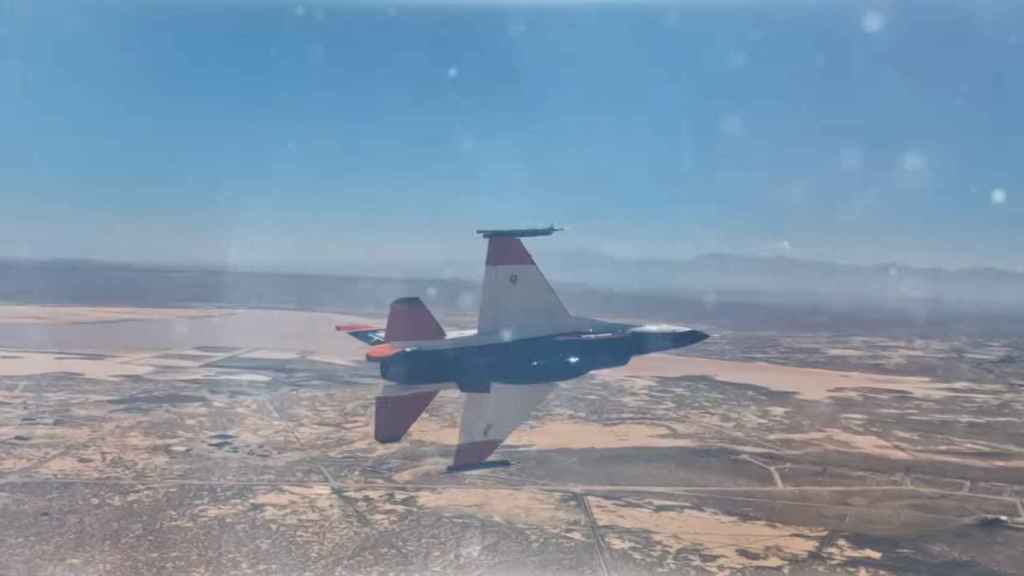 Imagen del X-62A desde la cabina del F-16 controlado por humanos.