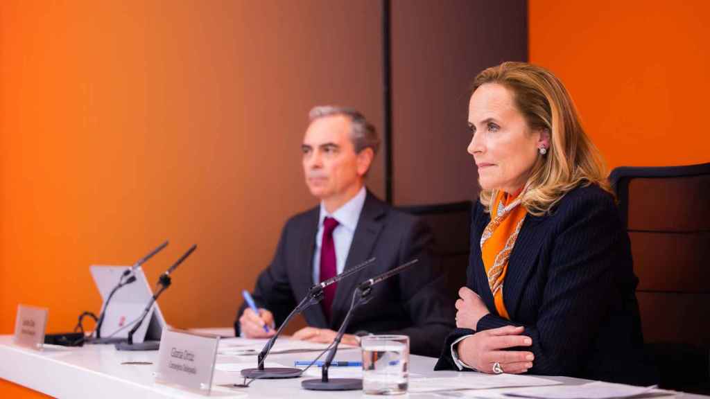 Gloria Ortiz, consejera delegada de Bankinter, y Jacobo Díaz, director financiero, durante la rueda de prensa de los resultados del banco del primer trimestre de 2024.