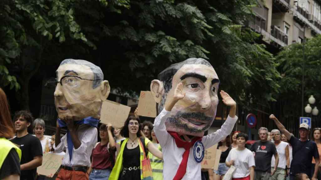 En la manifestación del pasado mes de septiembre, los activistas utilizaron cabezudos del alcalde de Alicante, Luis Barcala y del empresario Florentino Pérez.