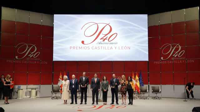 El presidente de la Junta, Alfonso Fernández Mañueco, junto con los premiados en la foto de familia de la gala de este jueves en los Premios Castilla y León.