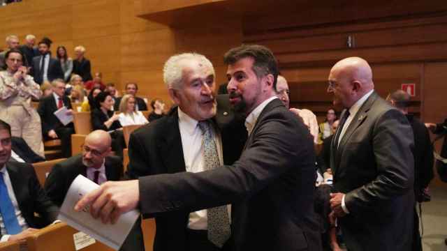 El expresidente de la Junta Demetrio Madrid y el secretario general del PSCyL, Luis Tudanca, en los Premios Castilla y León de este jueves.
