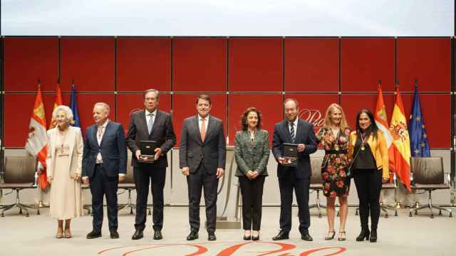 El presidente de la Junta de Castilla y León, Alfonso Fernández Mañueco, junto a los galardonados con los Premios Castilla y León 2023