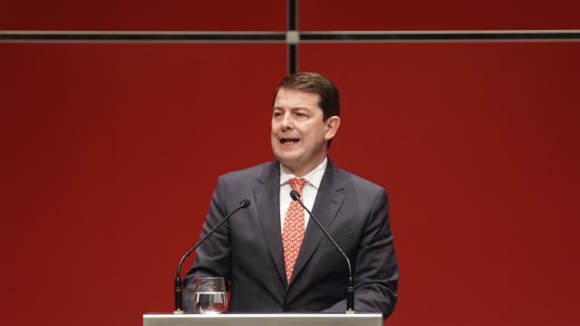 El presidente de la Junta, Alfonso Fernández Mañueco, durante su intervención en el acto de entrega de los Premios Castilla y León 2023