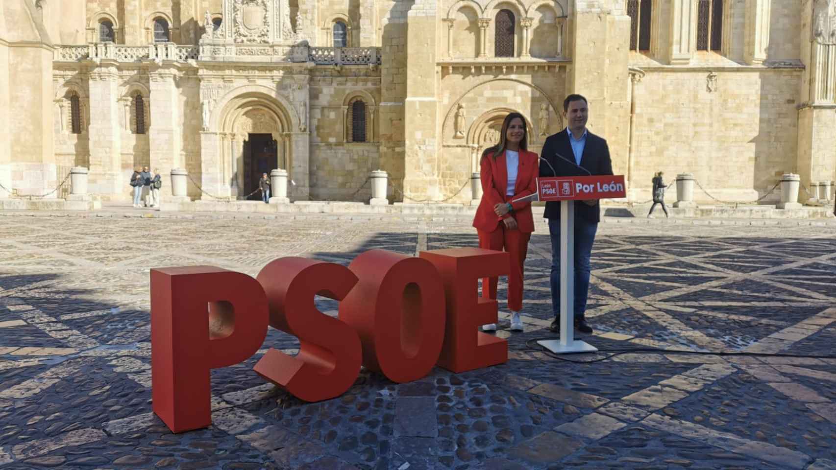 La secretaria de Organización del PSOE de León, Nuria Rubio, y el secretario general del partido, Javier Alfonso Cendón, durante su rueda de prensa junto a San Isidoro, en la capital leonesa.
