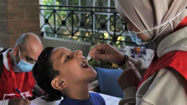 Un niño recibe una vacuna oral contra el cólera en el Líbano.
