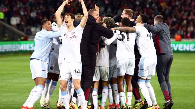 Los jugadores del Aston Villa celebran su clasificación frente al Lille.