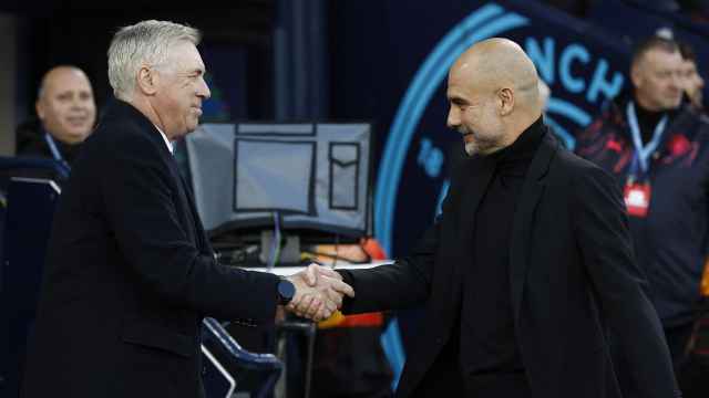 Carlo Ancelotti y Pep Guardiola se saludan durante el Manchester City - Real Madrid.