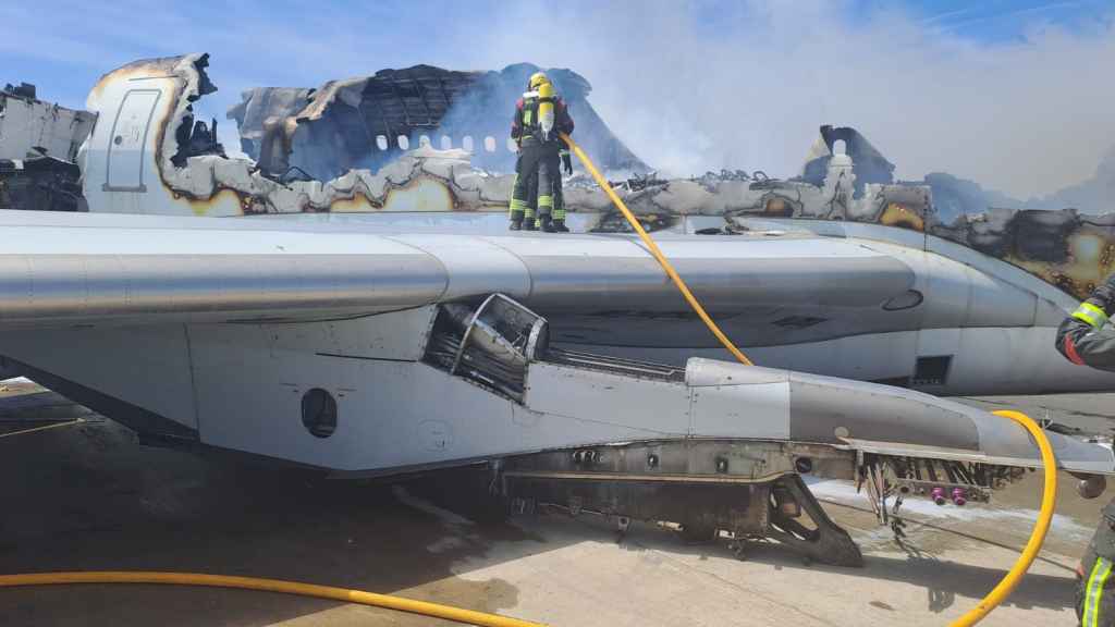 Los bomberos trabajando sobre el avión incendiado. Foto: SCIS Ciudad Real.