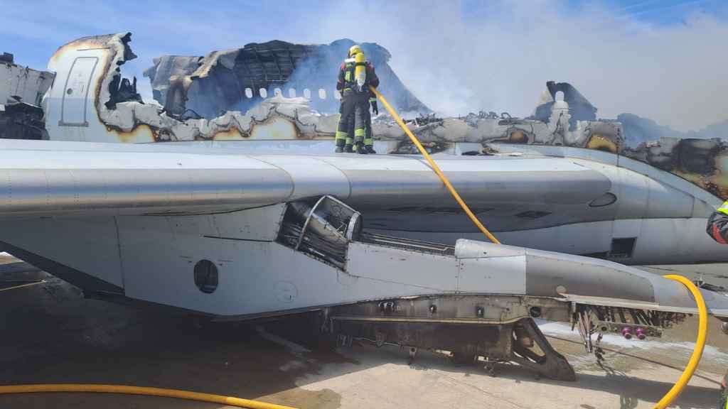 Los bomberos trabajando sobre el avión incendiado. Foto: SCIS Ciudad Real.