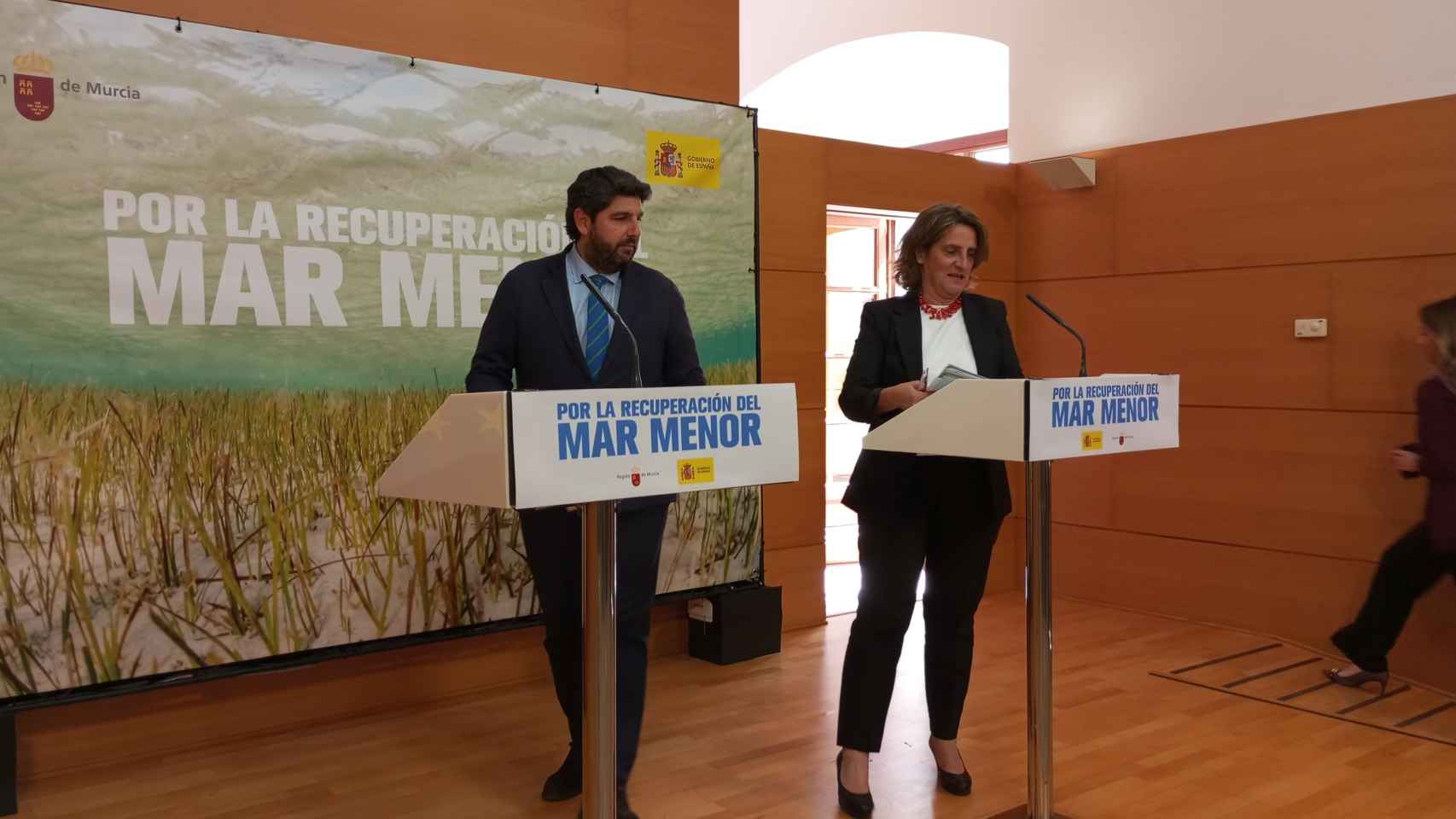 López Miras y Ribera, este jueves, en la rueda de prensa que han ofrecido en el Palacio de San Esteban sobre la recuperación del Mar Menor.