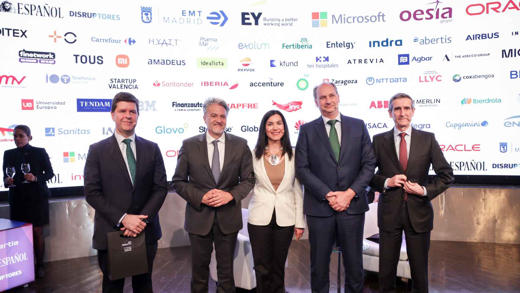 De izquierda a derecha; Eduardo Abad, socio responsable del Comité de Innovación y Digitalización de Garrigues; Alberto Granados, presidente de Microsoft;