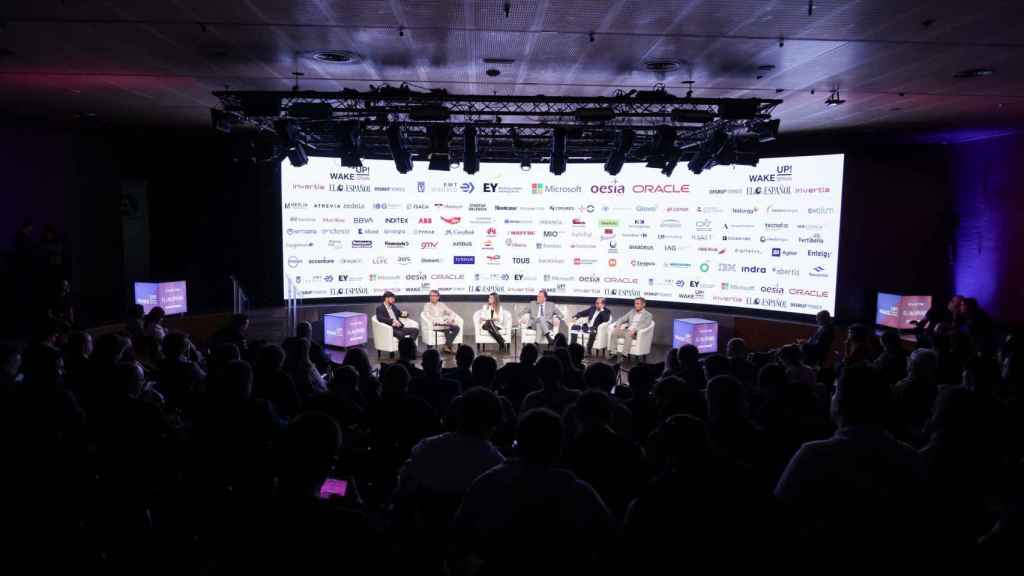 Los representantes de Kyndryl, Accenture, Integra Tecnología, MIO Group y LLYC, durante la mesa redonda.