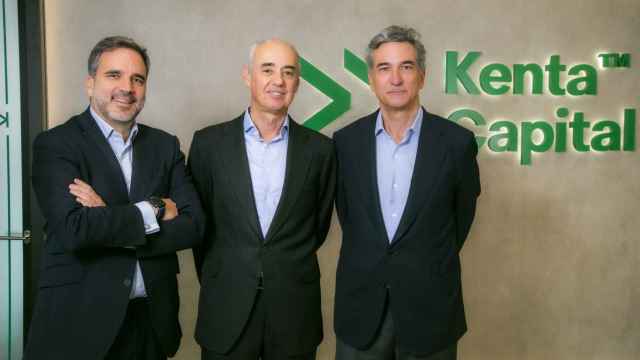 Álvaro Bergasa, Jorge Lucaya y José Nieto tras la firma del acuerdo entre AZ Capital y Kenta Capital.