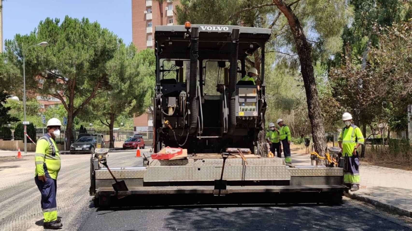 Operarios renovando el pavimento de una calle de Madrid.