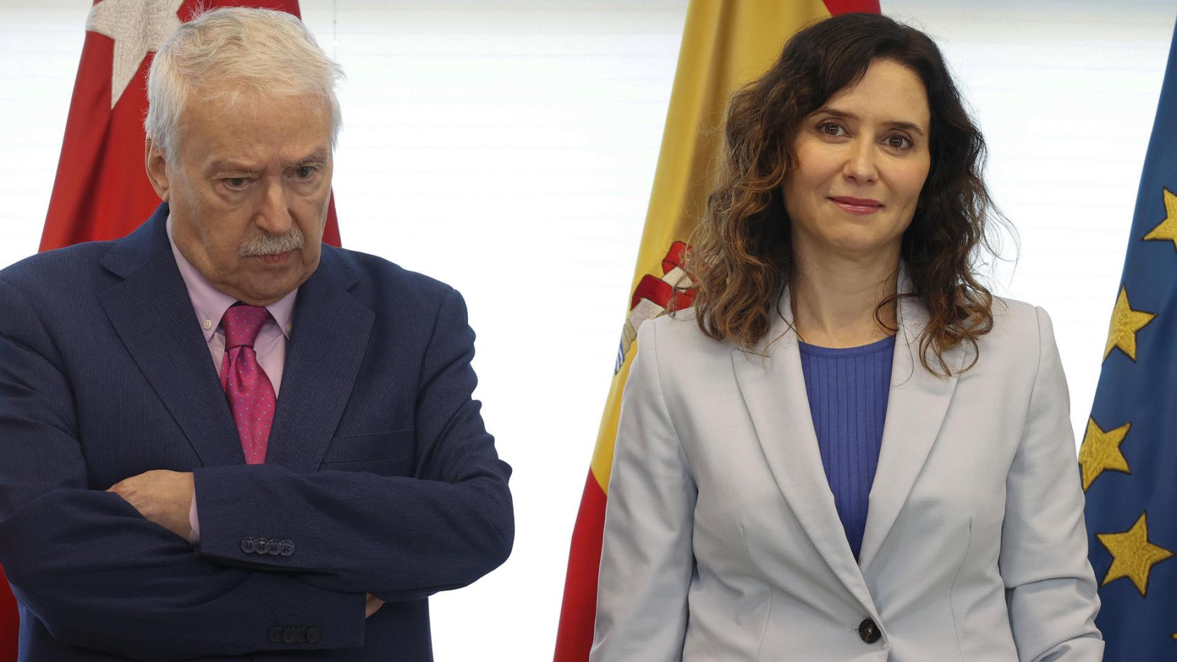 El expresidente socialista de la Comunidad de Madrid, Joaquín Leguina, junto a Isabel Díaz Ayuso.