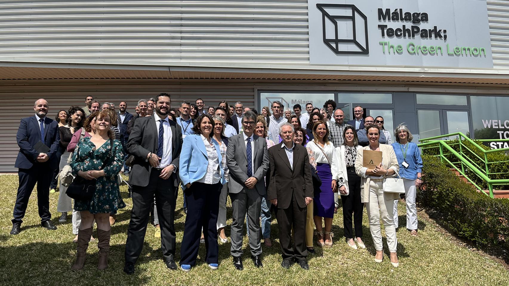 Fotografía de familia de los asistentes a este acto en el Málaga Tech Park.