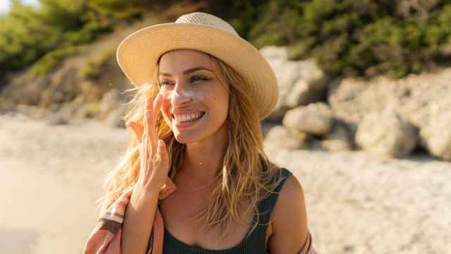 Mujer con crema solar.