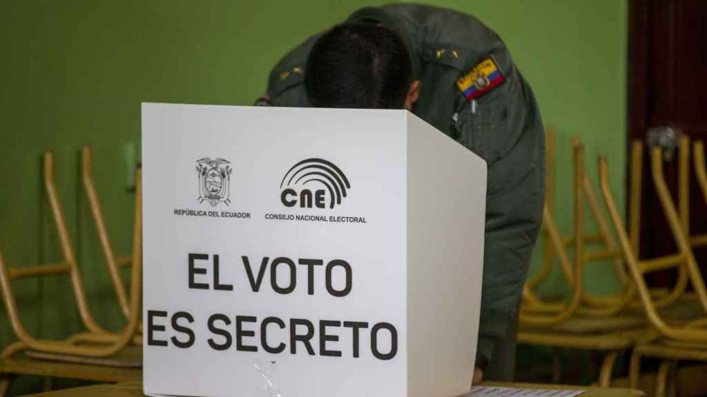 Policías custodian las urnas en una elección en Ecuador. Imagen de archivo.