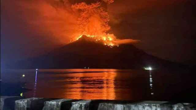 Imagen del volcán Ruang en plena erupción.
